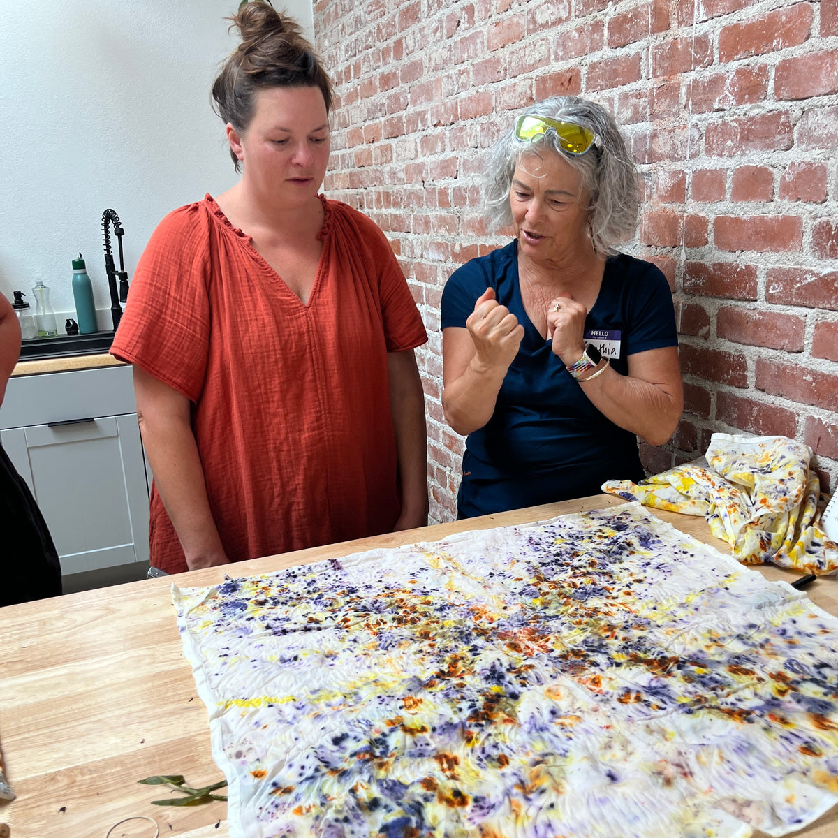 Hanna the Wool Witch instructing a workshop attendee in botanical dyeing